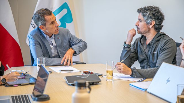 Jorge Guerra, presidente del Centro para el Desarrollo del Patrimonio y la Cultura de Lo Barnechea y vecinos de Pueblo Viejo y Las Cuatro Esquinas.