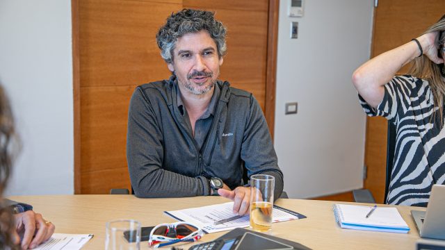 Jorge Guerra, presidente del Centro para el Desarrollo del Patrimonio y la Cultura de Lo Barnechea y vecinos de Pueblo Viejo y Las Cuatro Esquinas.